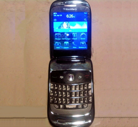 BlackBerry 9670 - смартфон-раскладушка с QWERTY-клавиатурой