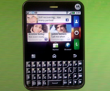 Motorola выпустит молодёжный "гуглофон" Charm
